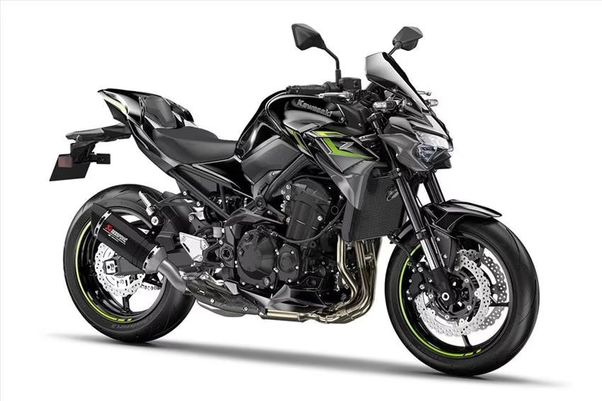 <div class='descrGalleryTitle'>Z 900</div><div class='descrGalleryText'><p>Basandosi solo sui nomi, la Z 900 potrebbe sembrare la sorella minore della Z 1000, ma gli avvicendamenti in gamma Z non sono così semplici. La 1000 fu da subito affiancata dalla 750, cresciuta nel 2013 a 800 cc; nel 2016 questa <b>crebbe ancora e divenne Z 900</b>, ma il motore era derivato da quello della 1000, nel frattempo arrivato a 1.043 cc, e non da quello della 800. 1000 e 900 hanno convissuto sino al 2020, ma oggi a sopravvivere è solo la 900, e il ruolo di “naked media” è rivestito dalla bicilindrica 650. 900 e 1000 sono poi diversissime in fatto di estetica e telaio: la 1000 è uno dei vertici del Sugomi che la avvicina a un robottone da cartone animato giapponese, mentre <b>la Z 900, col suo semplice ma sezy telaio in tubi e l'estetica meno strillata, è la vera erede della prima Z 1000, </b>e come lei è una long seller: vende tantissimo da tanti anni. Successo spiegabile col fatto che&nbsp;è meccanicamente una moto particolarmente valida soprattutto grazie al <b style="font-size: 0.8125rem; background-color: transparent;">magnifico carattere del suo quattro cilindri</b>. I dati di potenza e coppia, 125 cavalli a 9.000 giri e 98 Nm a 7.700, non bastano a descriverne la pastosità, che nella guida in collina e montagna rende quasi superfluo l’uso del cambio. Sin dai bassissimi regimi la linearità è da riferimento: non strappa e non è scorbutico, impossibile non apprezzarlo. La prima versione voleva essere &quot;no frills&quot;, non aveva nemmeno il controllo di trazione; oggi è disponibile in vari allestimenti, tra cui la ricca Special Edition con mono Öhlins, ma il prezzo di partenza della base, <b style="font-size: 0.8125rem; background-color: transparent;">appena sopra i 10.000 euro</b>, la rende un bell’affare.</p>
</div>